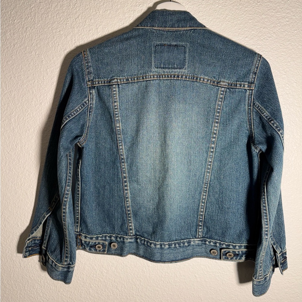 Levi's Women’s Jean Jacket Trucker Style with Shorter Silhouette and 3/4 Sleeve - Picture 3 of 15